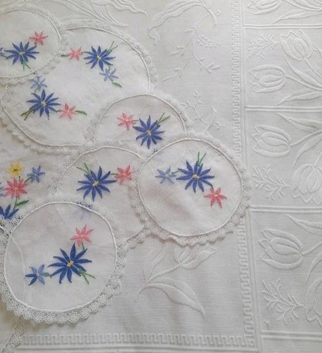 Round table settings - round,